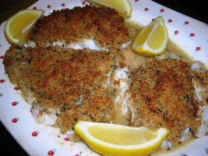 Recept online: Křehký řízek z platýza: Platýz dozlatova osmažený v trojobalu z mouky, vajec a strouhanky podávaný s citronem