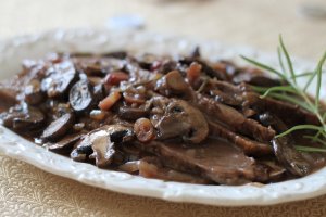 Recept online: Krůtí směs na žampionech: Proužky krůtího masa v lahodné smetanové omáčce se slaninou a žampiony