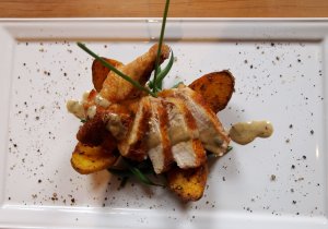 Recept online: Kuře na středomořský způsob: Na slanině opečené kuřecí čtvrtky povařené na víně ve směsi koření, žampionů a zeleniny