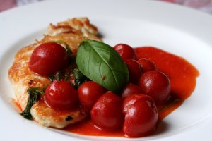 Recept online: Kuřecí řízky na červeném víně: Křehké kuřecí řízky podávané s omáčkou z rajčat, cibule, česneku, bazalky a majoránky