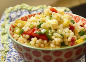 Recept online: Kuskus s mandlemi a pečenými paprikami: Lehké vegetariánské jídlo - okořeněný kuskus s hráškem a zeleninou, sypaný mandlemi a proužky grilované papriky