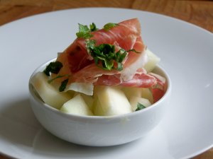 Recept online: Meloun s parmskou šunkou: Delikátní předkrm z cukrového melounu a plátků parmské šunky