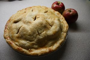 Recept online: Nákyp s jablky v piškotovém těstě: Ochucené plátky jablek pečené s nadýchaným piškotovým těstem