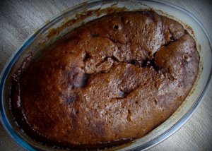 Recept online: Nákyp s kakaem: Lehký kakaový nákyp s kakaovou omáčkou, vůní vanilky a moučkového cukru