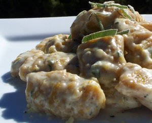 Recept online: Nočky s tvarohem a kiwi: Vařené tvarohové nočky s omáčkou z kiwi, pomerančové šťávy a bílého rumu