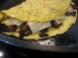 Recept online: Omeleta s hermelínem a houbami: Pikantní omelety s houbovou směsí  a hermelínem