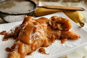 Recept online: Ovocné  smažené jednohubky: Kousky banánů a jablek smažené v těstíčku