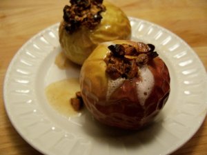 Recept online: Pečená jablka s mandlemi a vanilkovou omáčkou: Pečená jablka s náplní ze šlehaných bílků, mandlí, skořice, rozinek a calvadosu podávaná s omáčkou ze smetany a vanilkového cukru