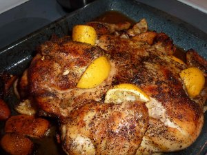 Recept online: Pečené kuře s ananasem a limetkami: Dozlatova upečené porce kuřete obloženého limetkami a ananasem,kořeněného kari a zázvorem,