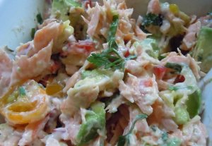 Recept online: Ruský salát s lososem: Salát z jablek, červené řepy, okurek, křenu, kopru a cibulky s kousky lososa