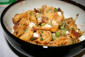 Recept online: Tortellini se smetanou, hráškem a slaninou: Sytý těstovinový pokrm se slaninou, hráškem a smetanovou omáčkou, sypaný parmezánem