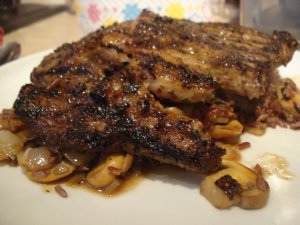Recept online: Zapečené hovězí steaky: Hovězí steaky zapečené se smetanou a vrstvou žampionů, kapari, rajčat a mozzarelly
